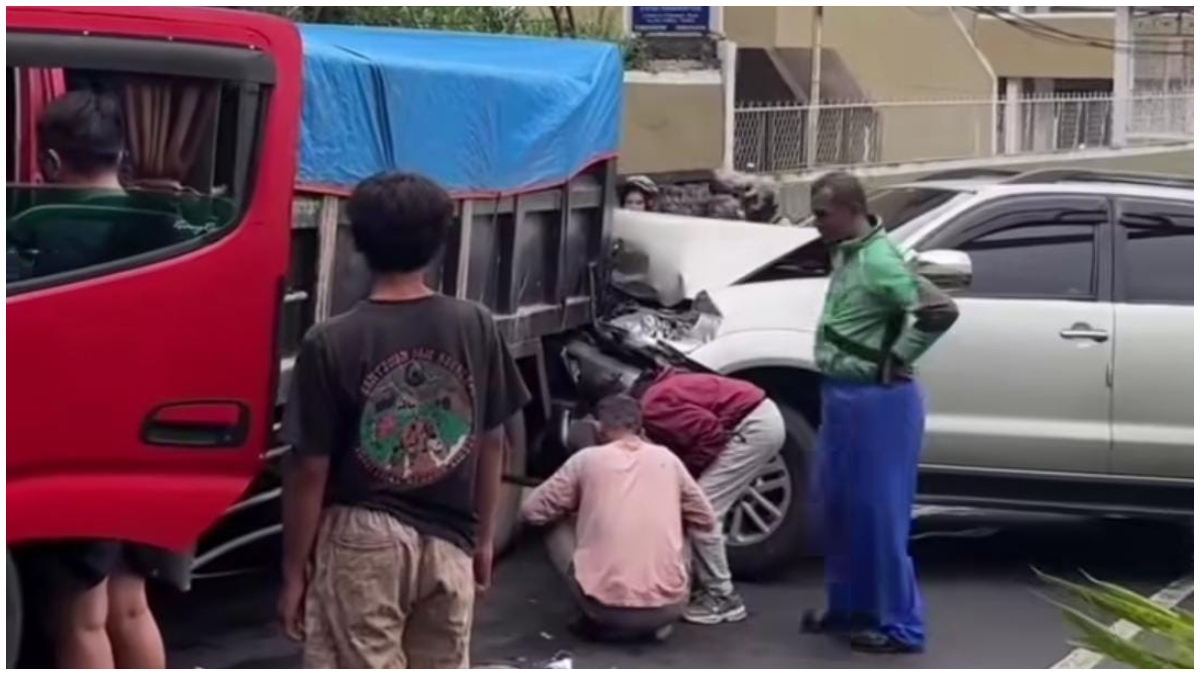 Tangkapan layar @infodepok truk mundur dan menabrak mobil di Tanjakan Yapan.