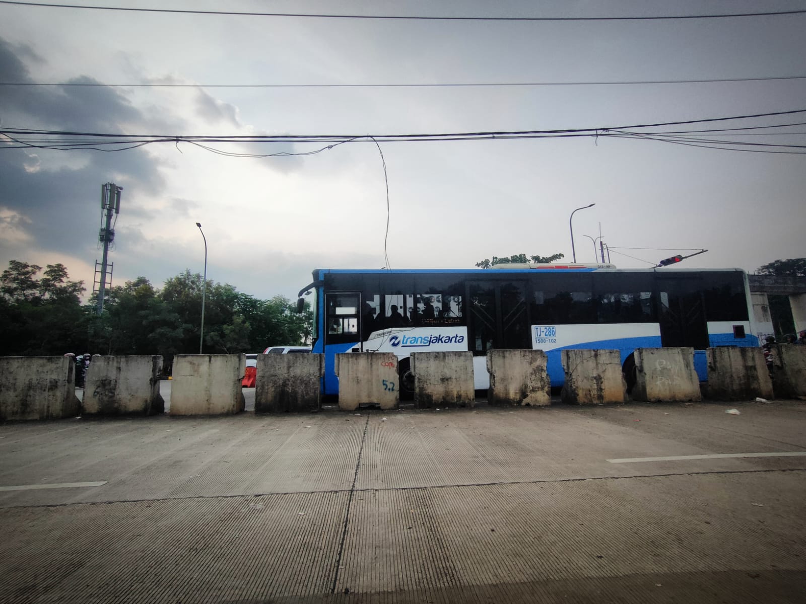 Bus TransJakarta saat melintasi Gerbang Tol Desari, Pemkot Depok bakal bangun halte bus dekat gerbang tol tersebut.
