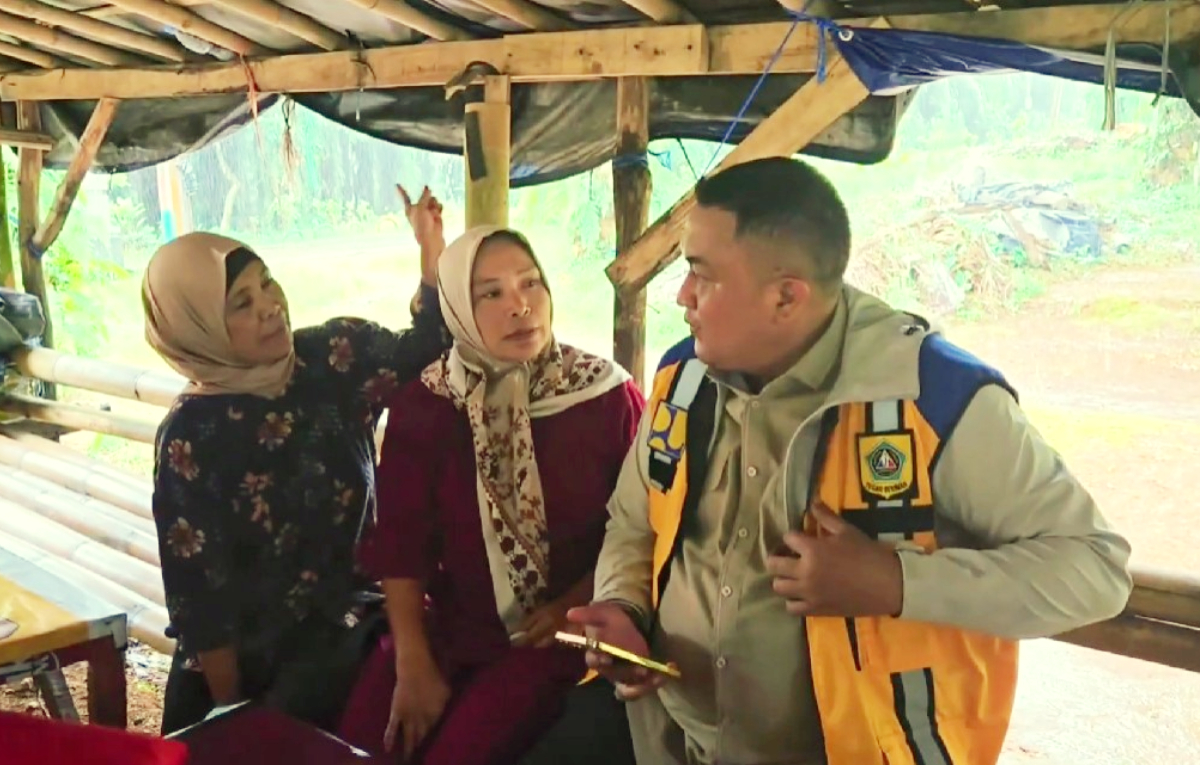 Warga berdialog dengan Bupati Bogor, Rudy Susmanto.