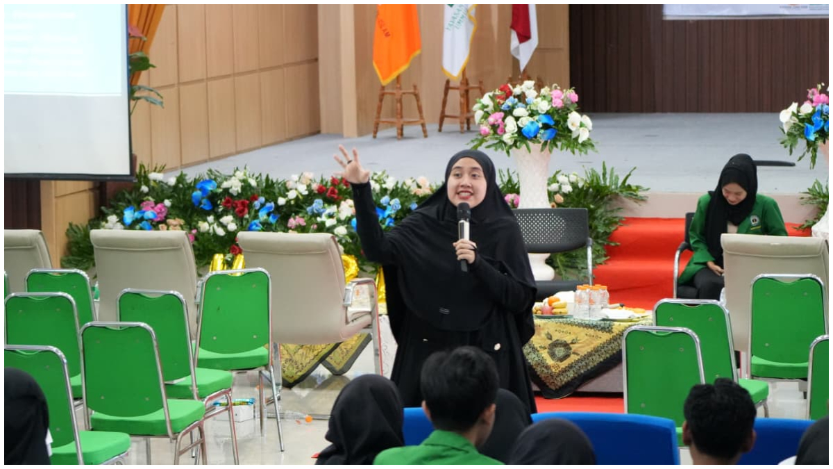 Aghnia Sofyan, seorang penulis novel, dosen, sekaligus penggiat literasi saat menyampaikan materi pada workshop yang digelar IUQI Bogor.