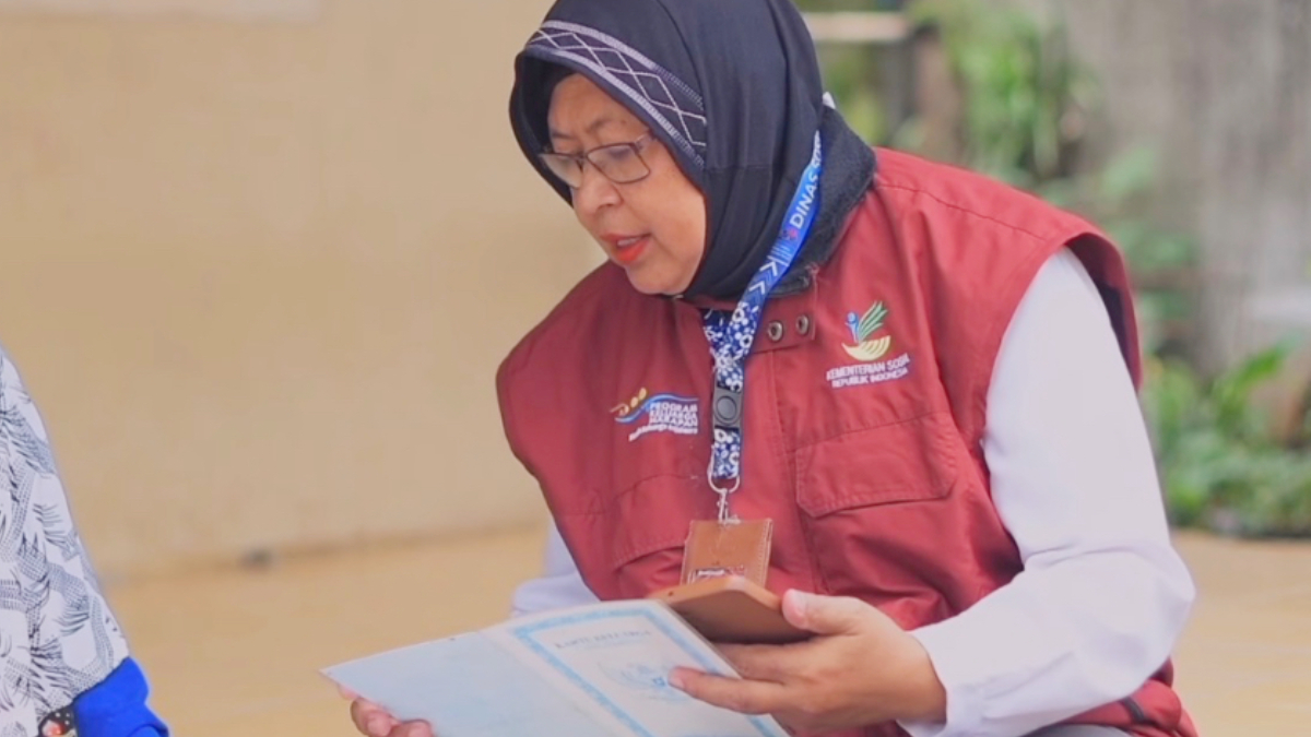 Ilustrasi: Petugas pendamping sosial saat melakukan pengecekan penerima bantuan sosial (bansos).