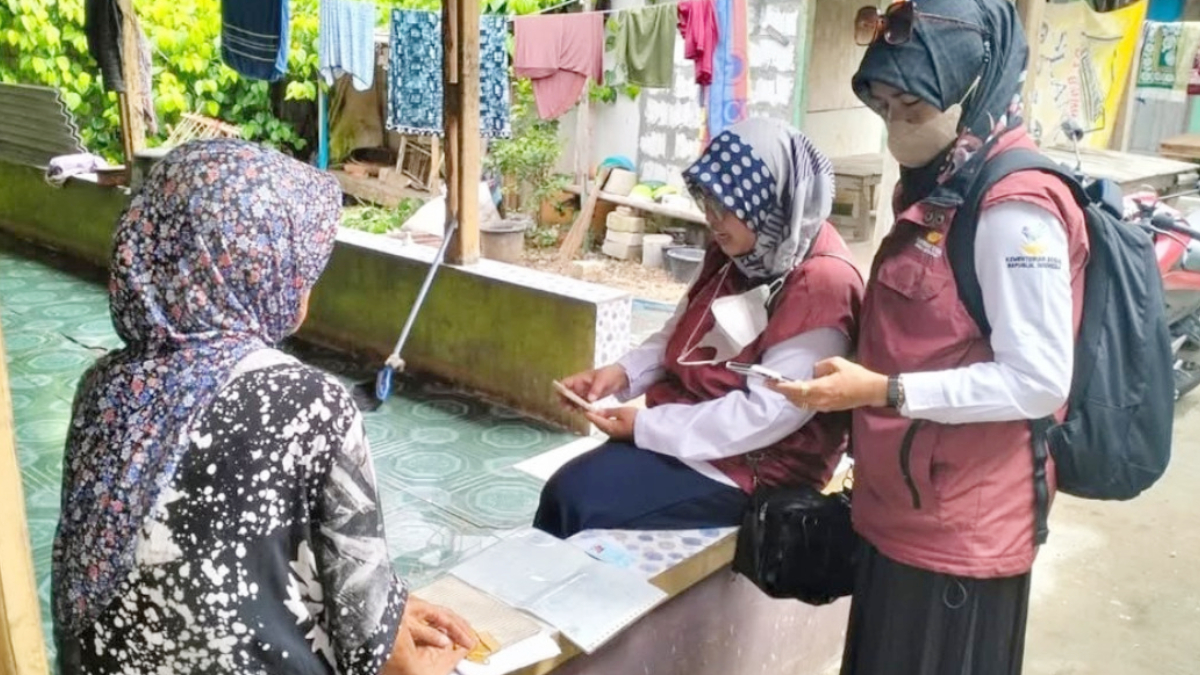 Ilustrasi: Petugas pendamping sosial saat melakukan survei lapangan penerima bantuan sosial (bansos).