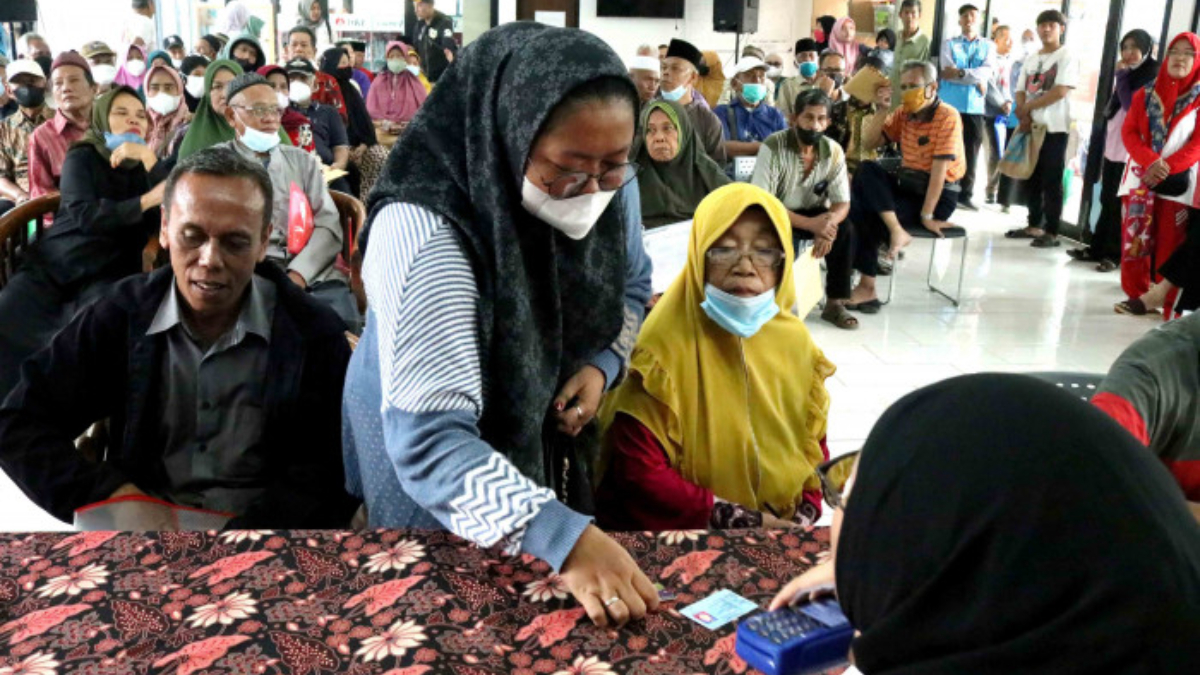 Ilustrasi: Penyaluran bantuan sosial atau bansos kepada KPM.
