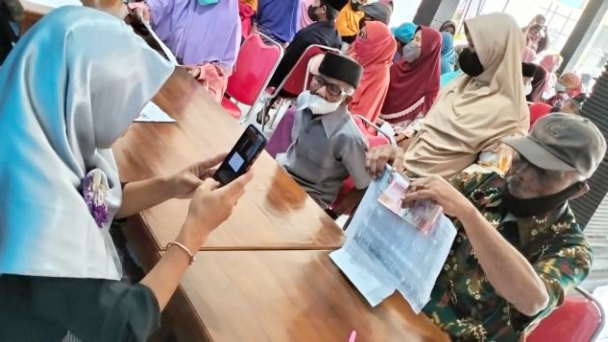 Ilustrasi: Penyaluran bantuan sosial (bansos) kepada para penerima manfaat atau KPM.