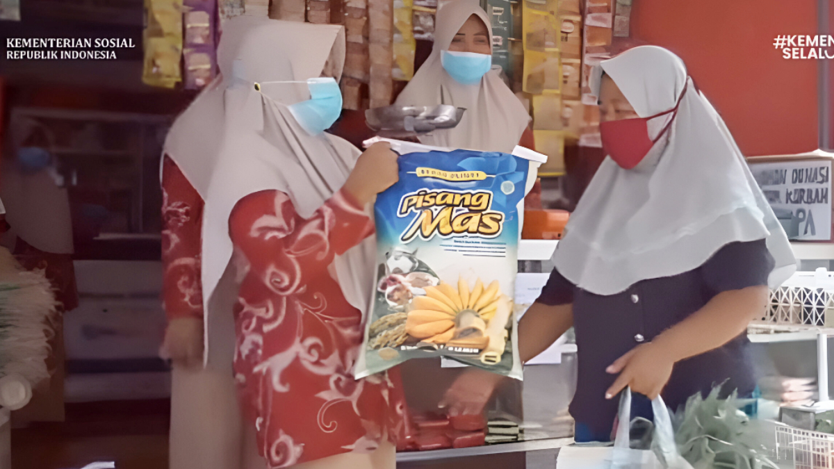 Ilustrasi: Penyaluran bantuan sosial (bansos) kepada para penerima manfaat atau KPM.