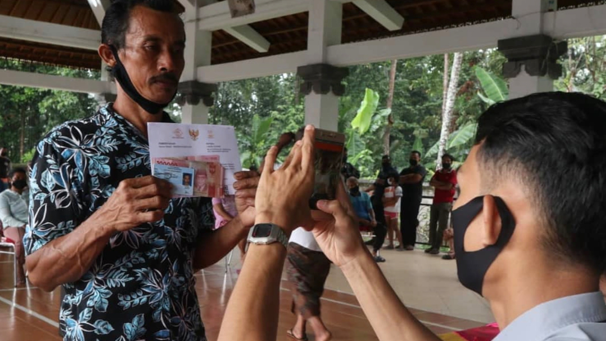 Ilustrasi penyaluran bantuan sosial (bansos).
