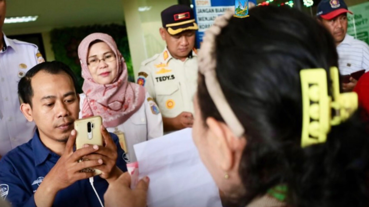 Ilustrasi. KPM mencairkan bansos PKH BPNT.