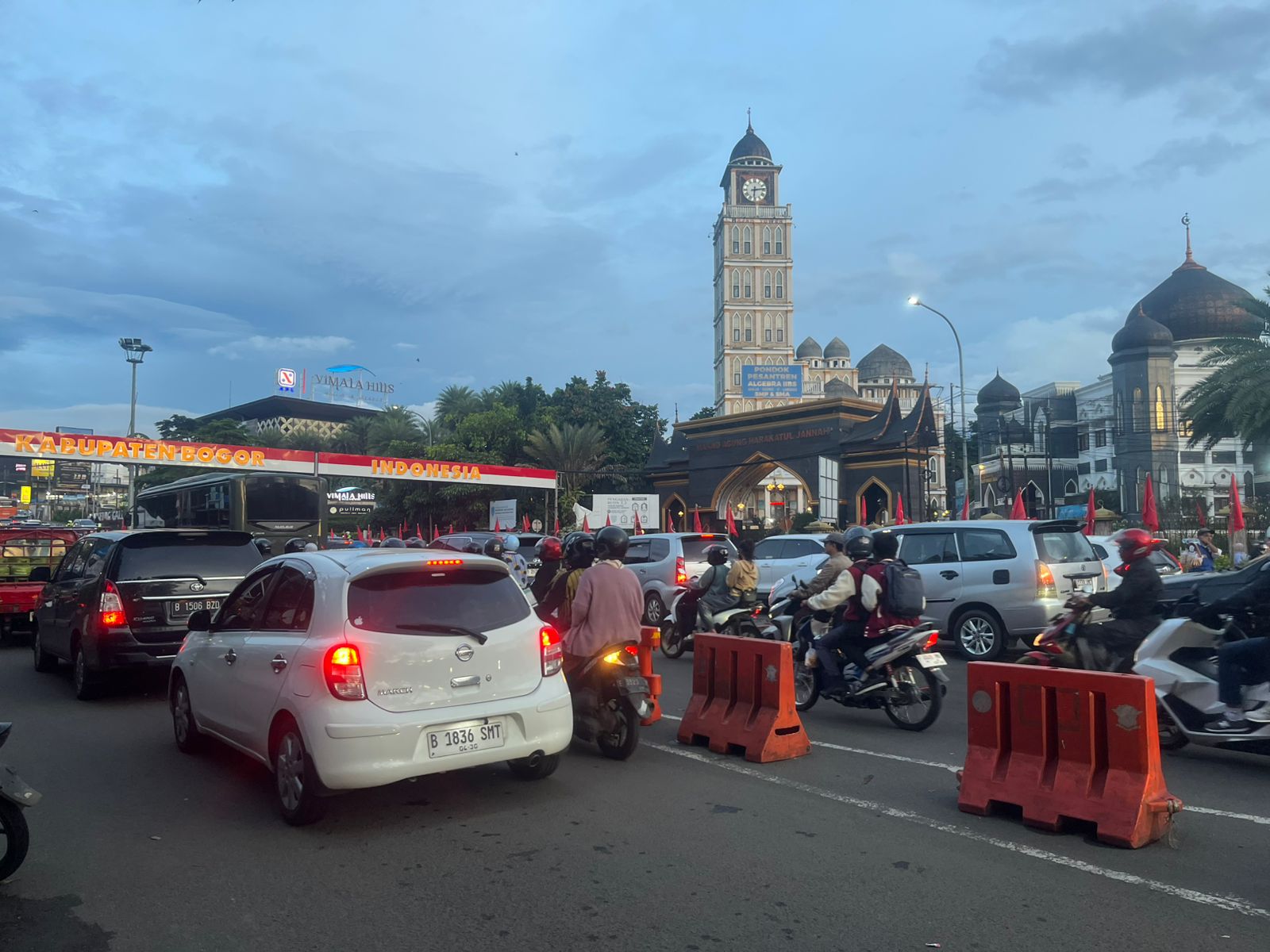 Kondisi arus lalulintas di Jalur Puncak, Kabupaten Bogor, Jumat 16 Januari 2026.