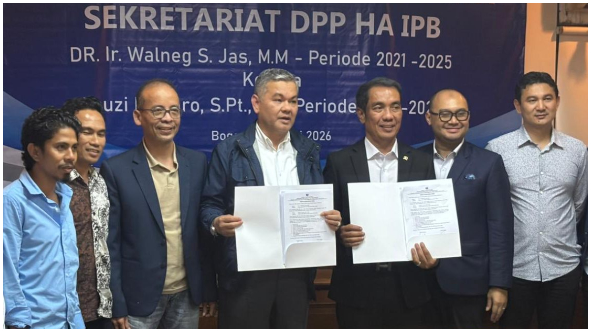 Empat pimpinan DPP HA IPB University (Ketum-Sekjen) lama dan baru, berpose bersama usai menandatangi dokumen administratif di Gedung Alumni IPB, Rabu 14 Januari 2026.&nbsp;