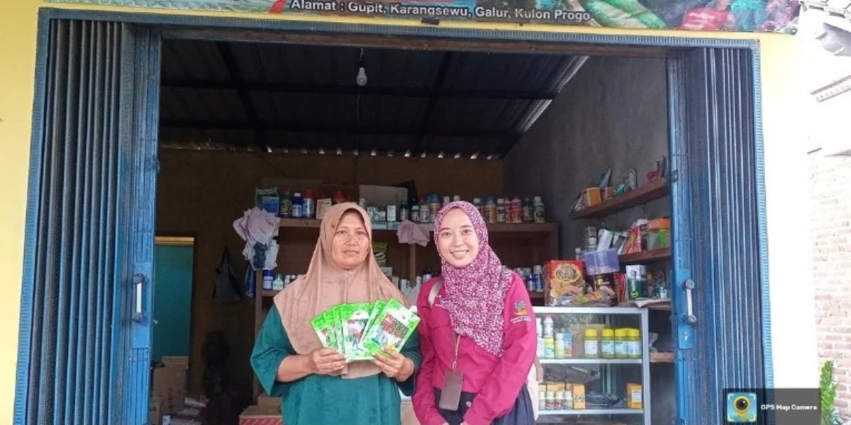 Ilustrasi pendistribusian bansos oleh petugas kepada KPM