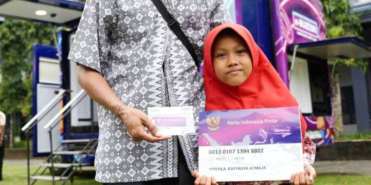 Ilustrasi penyaluran bansos PIP kepada anak TK.