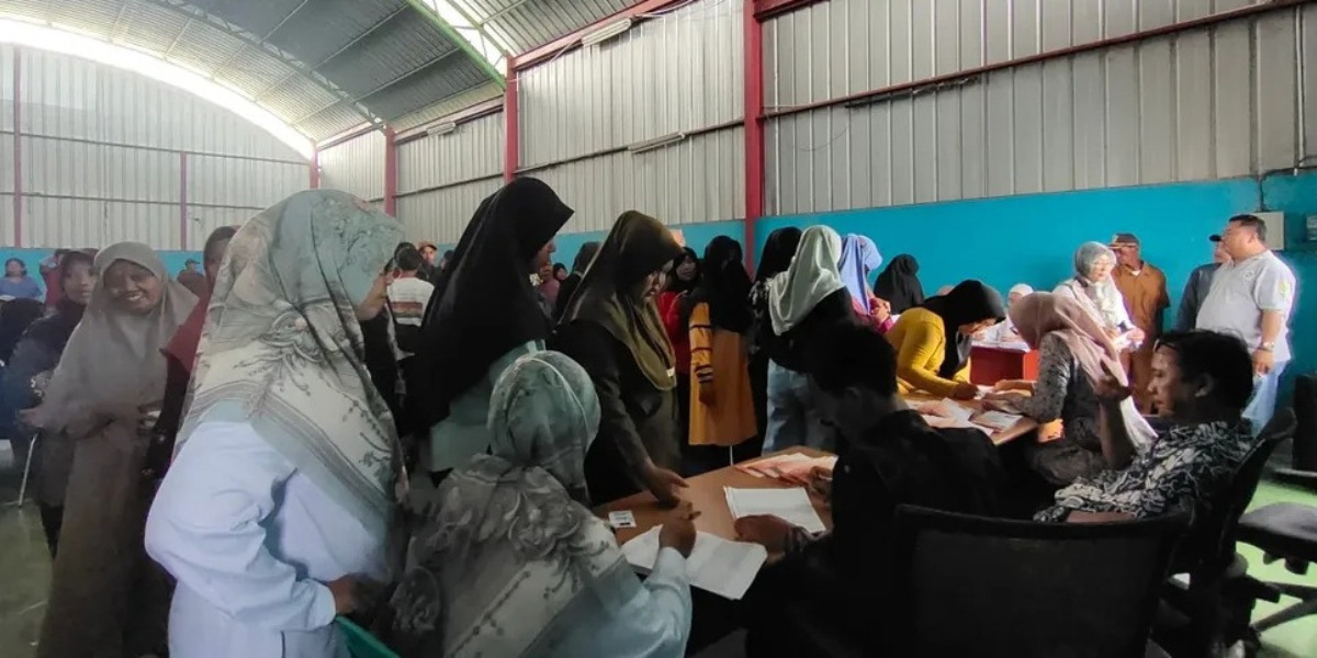 Ilustrasi KPM mencairkan dana bansos.