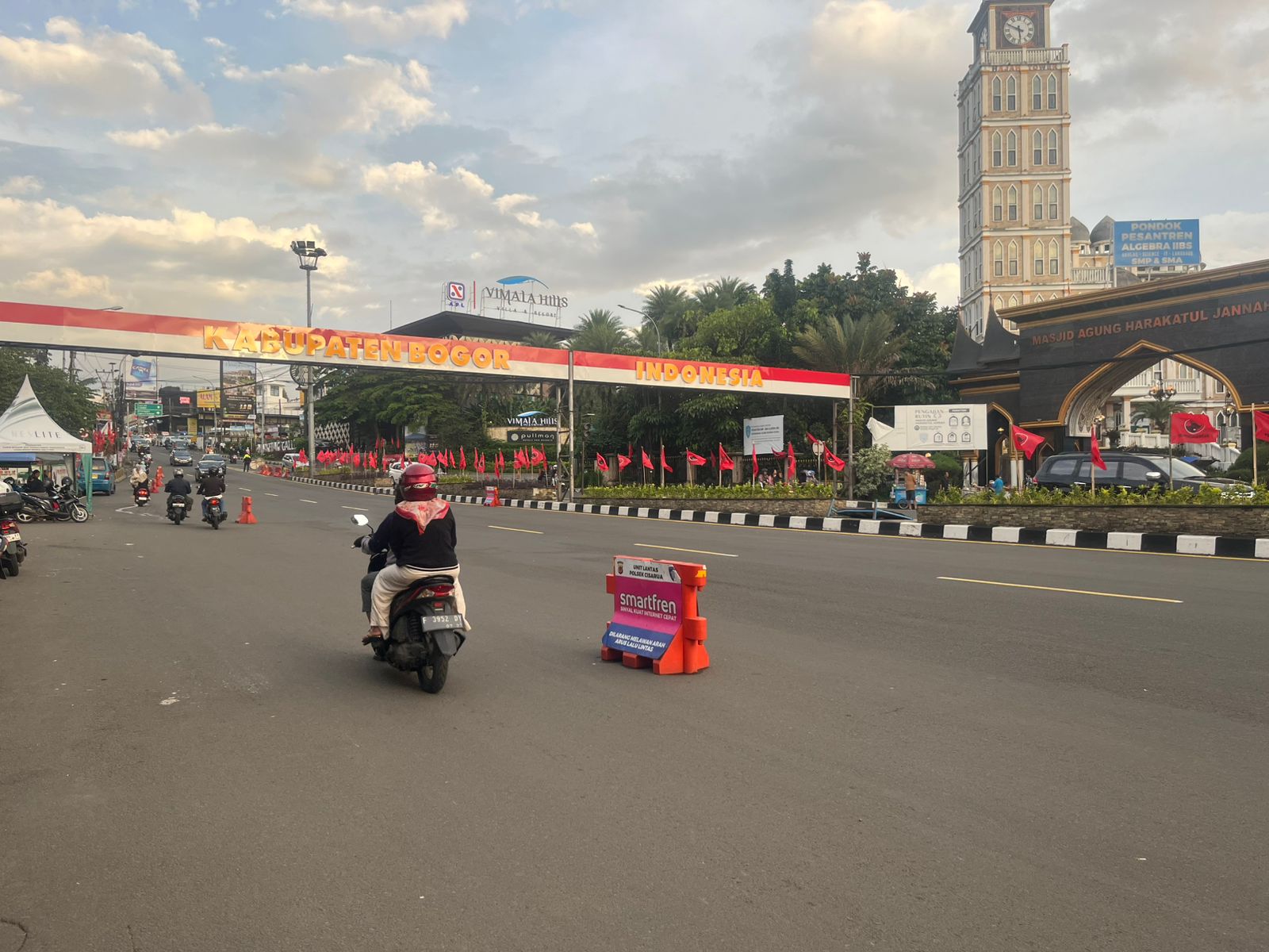 Sat Lantas Polres Bogor mencatat jumlah kendaraan yang memasuki jalur Puncak telah mencapai sekitar 12.800 unit kendaraan pada hari pertama libur long weekend Isra Miraj 2026, Jumat 16 Januari 2026.