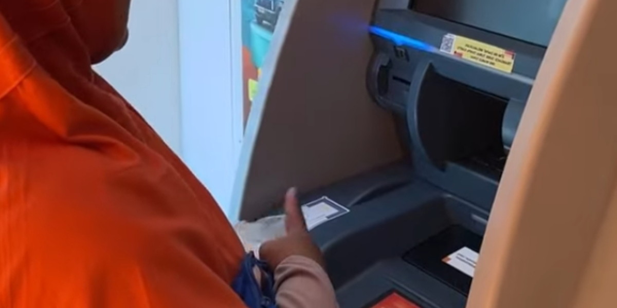 Ilustrasi KPM yang melakukan penarikan dana bansos PKH BPNT di mesin ATM.