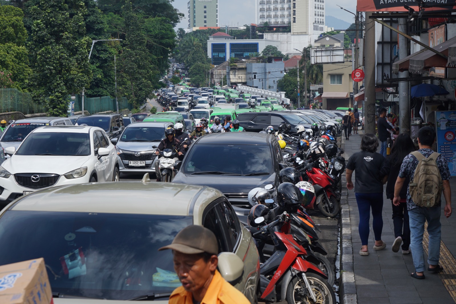 Kepadatan lalu lintas di Jalan Otista Kota Bogor, saat warga memanfaatkan libur Isra Mikraj untuk berwisata di Kota Bogor, Jumat 16 Januari 2026.