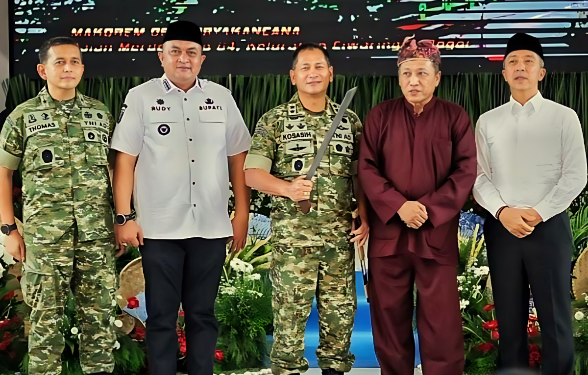 Pangdam III/Siliwangi&nbsp;Mayjen TNI Kosasih (tengah) memegang golok didampingi Gatut Susanta, Komandan Korem 061/Suryakancana, Bupati dan Wali Kota Bogor.