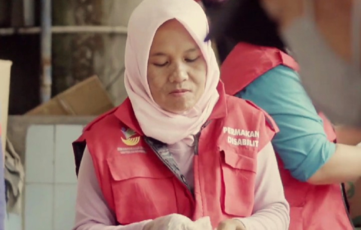 Para petugas sedang menyiapkan bantuan tambahan bagi para KPM Bansos.