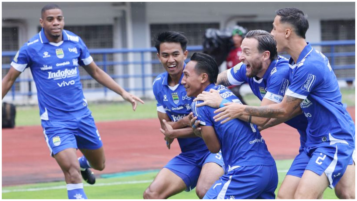 Pemain Persib merayakan gol Beckham Putra ke gawang Persija. Lini pertahanan Maung Bandung yang terbaik di liga.