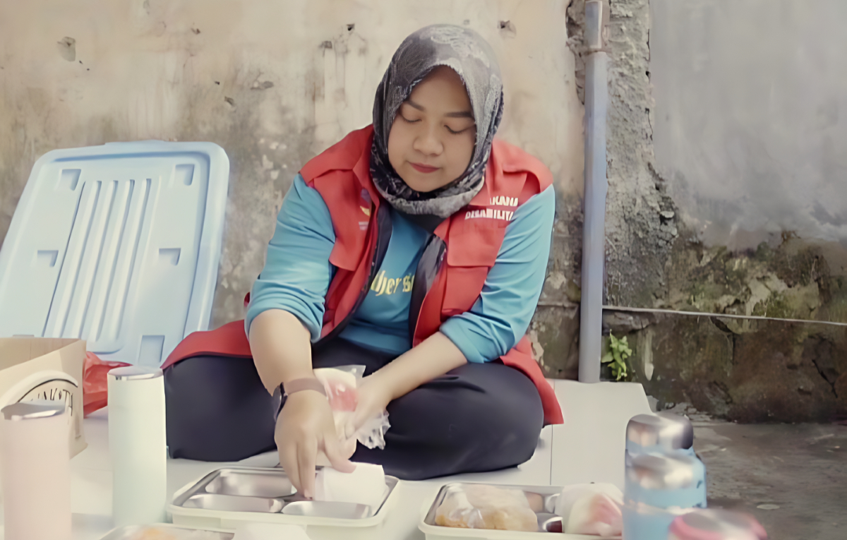 Petugas menyiapkan bantuan tambahan kepada KPM Bansos.