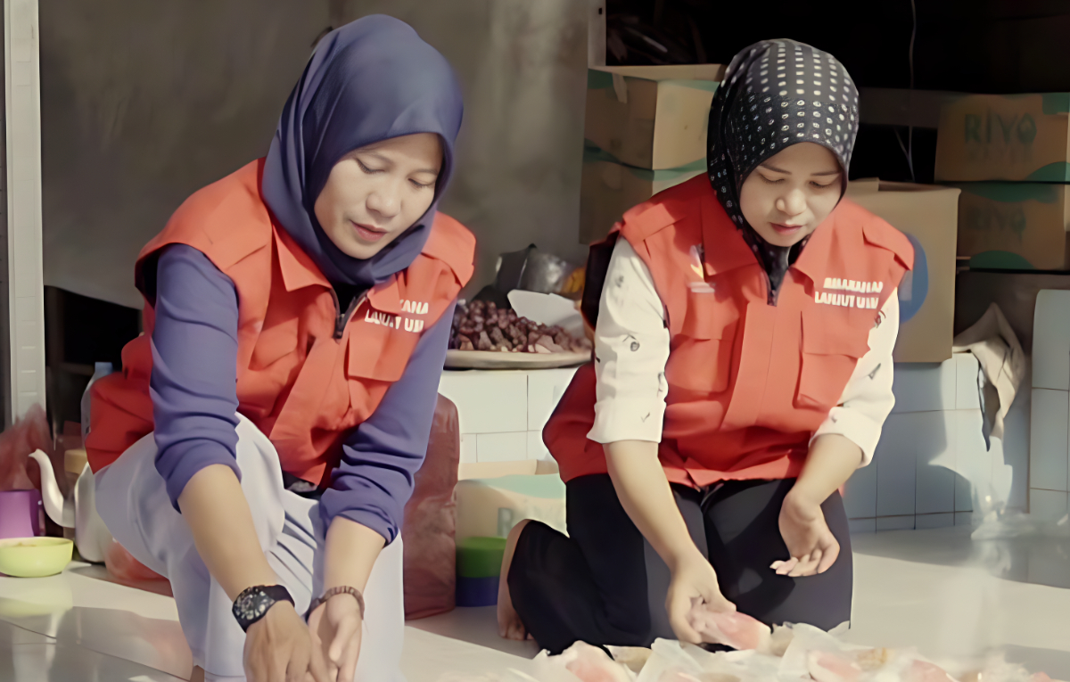 Petugas menyiapkan bantuan tambahan untuk KPM Bansos.