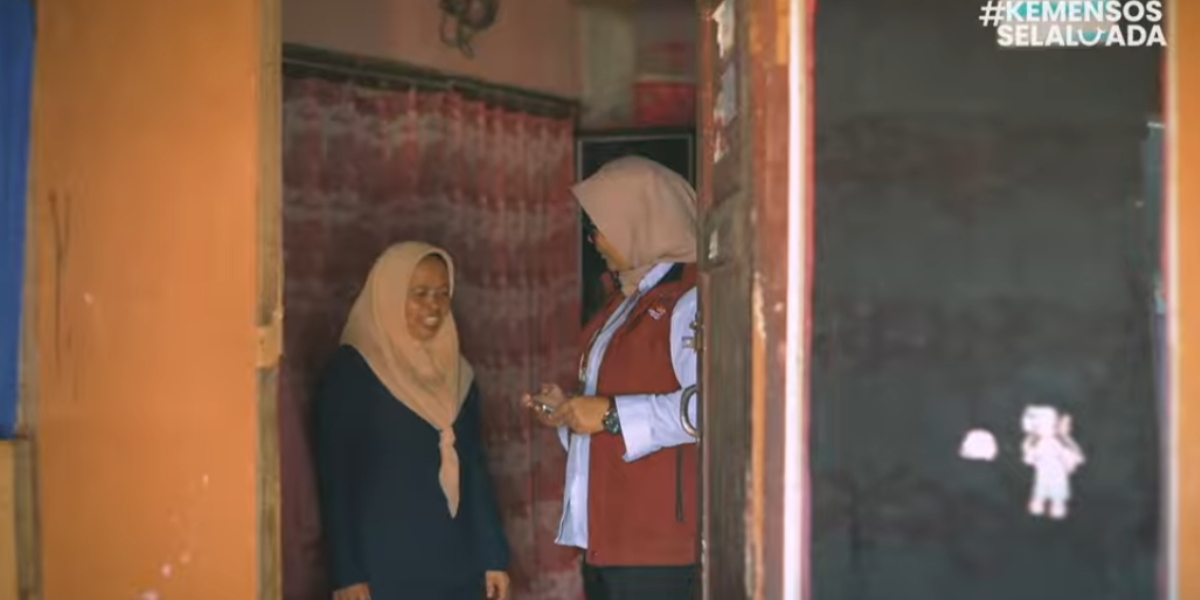 Ilustrasi pendataan KPM bansos oleh petugas di lapangan
