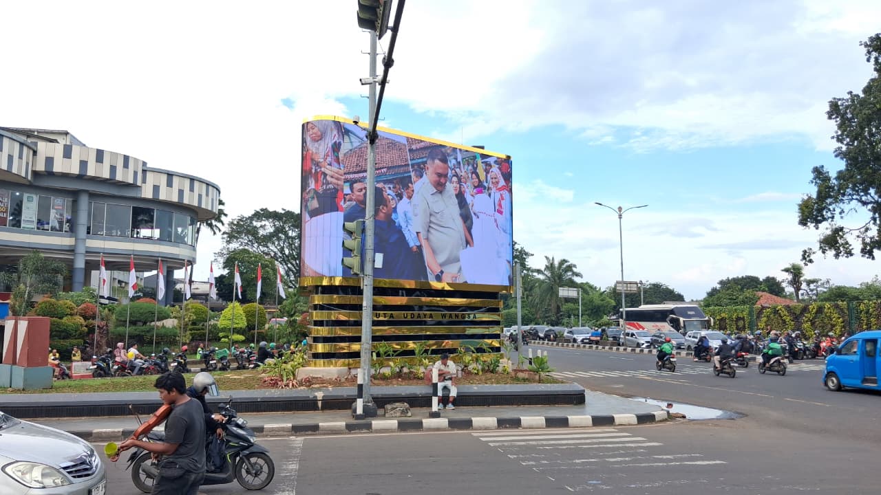 Vidiotron di Simpang Daralon, Kecamatan Cibinong, Kabupaten Bogor, Jumat 16 Januari 2026.