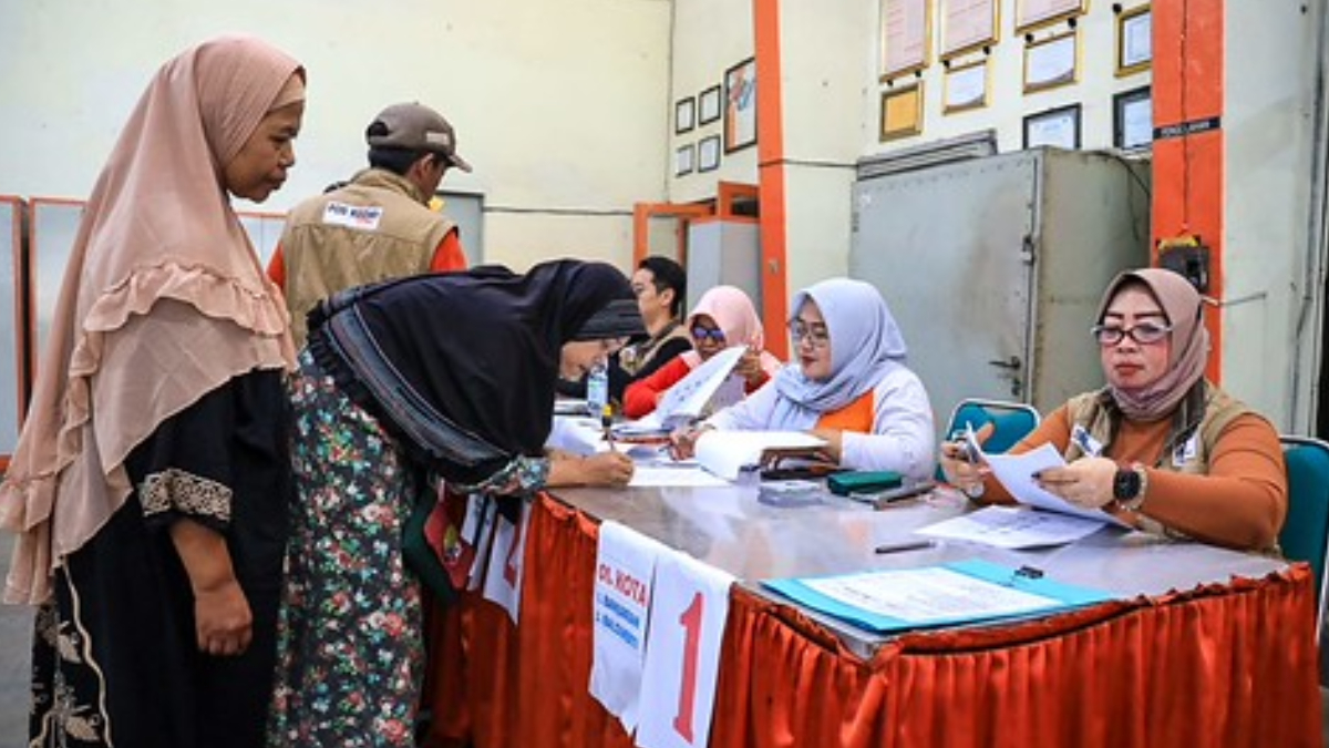 Ilustrasi pengambilan dana bansos oleh KPM.