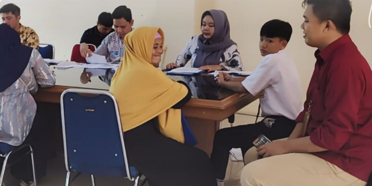 Ilustrasi penyaluran bansos Atensi Yapi kepada KPM