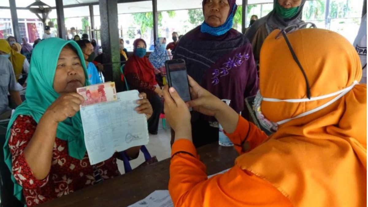Ilustrasi. KPM mengambil bansos PKH BPNT.