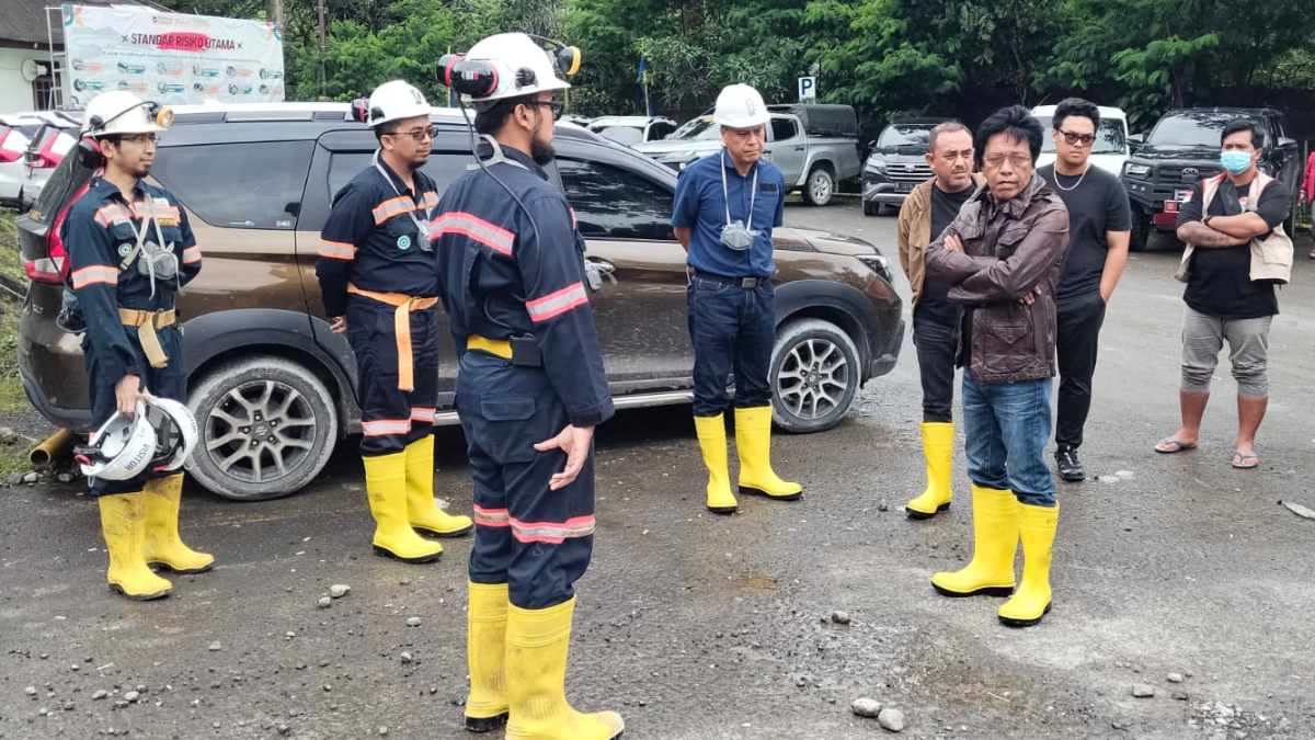 Anggota DPR RI Adian Napitupulu dan Anggota DPRD Provinsi Jawa Barat Doni Hutabarat saat menyambangi PT Antam Tbk UBPE Pongko, Nanggung, Kabupaten Bogor.