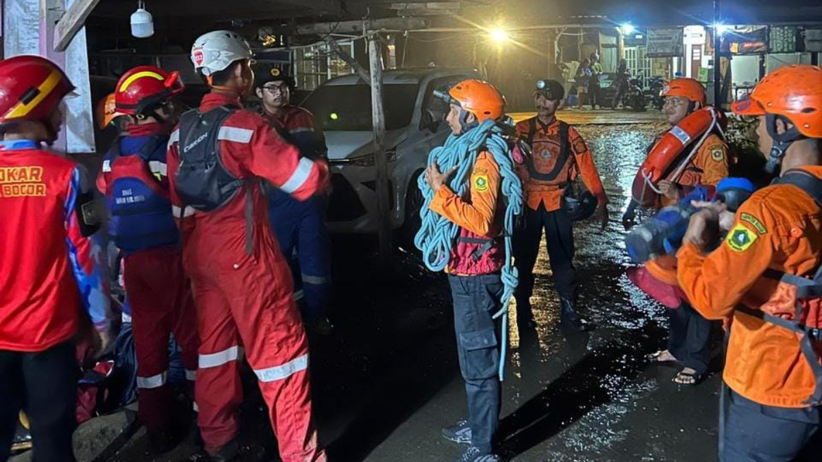 Proses evakuasi korban yang terjebak di tengah Sungai Cipamingkis, Kecamatan Jonggol, Kabupaten Bogor, Sabtu, 17 Januari 2026.