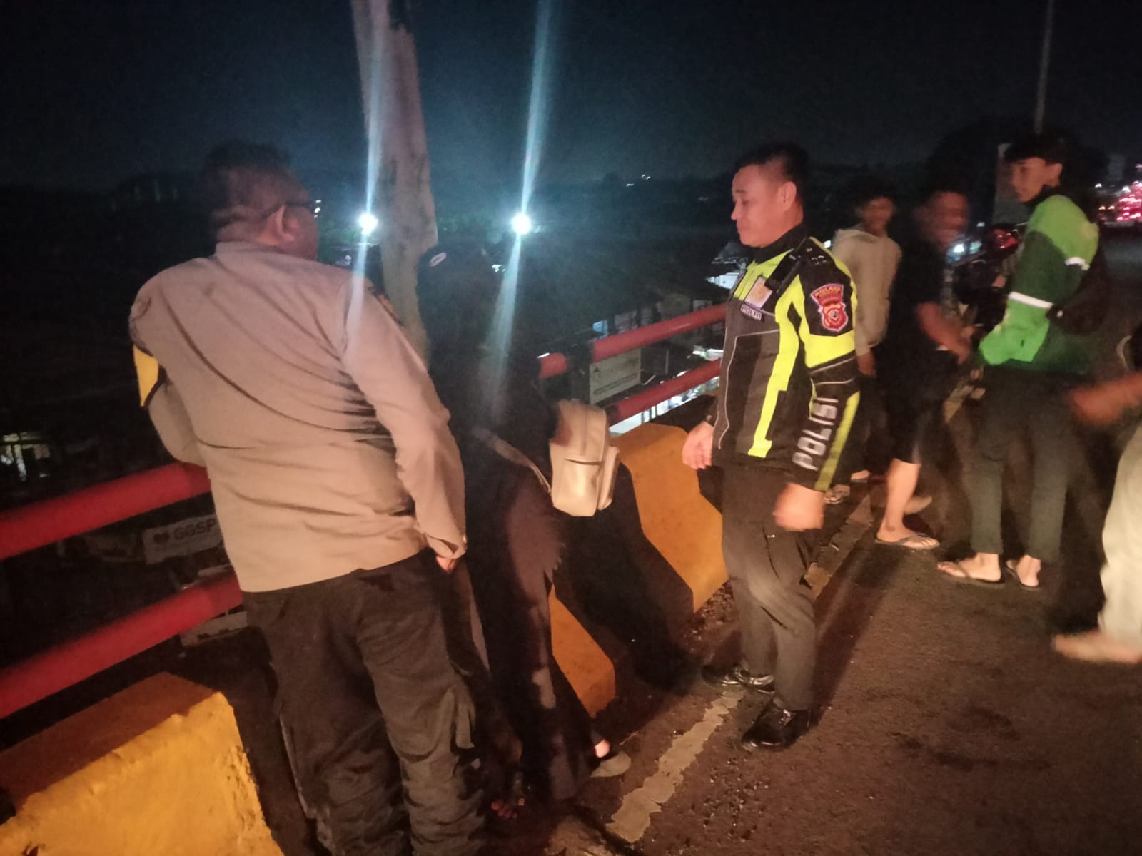 Polsek Cileungsi saat menggagalkan percobaan butuh diri di Flyover Cileungsi, Kabupaten Bogor.