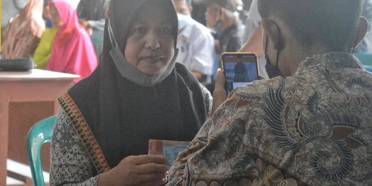 Ilustrasi penyaluran bansos reguler kepada KPM.