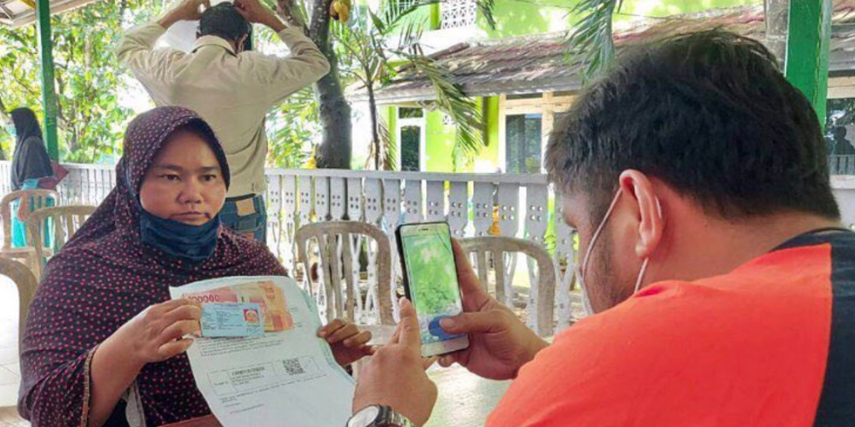 Ilustrasi proses penyaluran bantuan sosial (bansos) kepada KPM.
