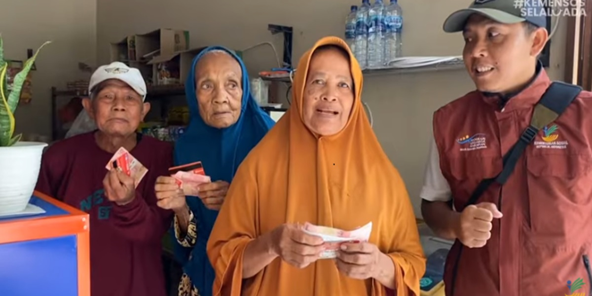 Ilustrasi KPM bansos mencairkan dana bantuan