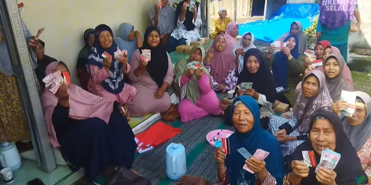 Ilustrasi KPM bansos menerima bantuan
