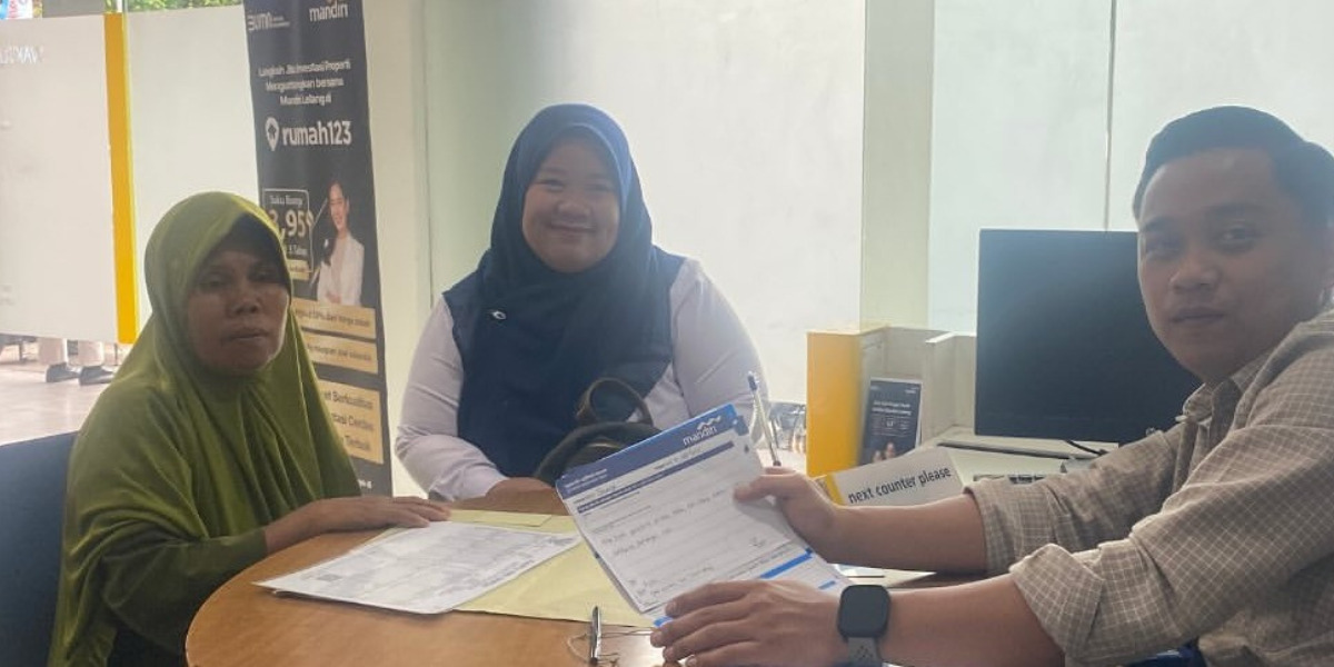 Ilustrasi KPM bansos menemui operator SIKS-NG.