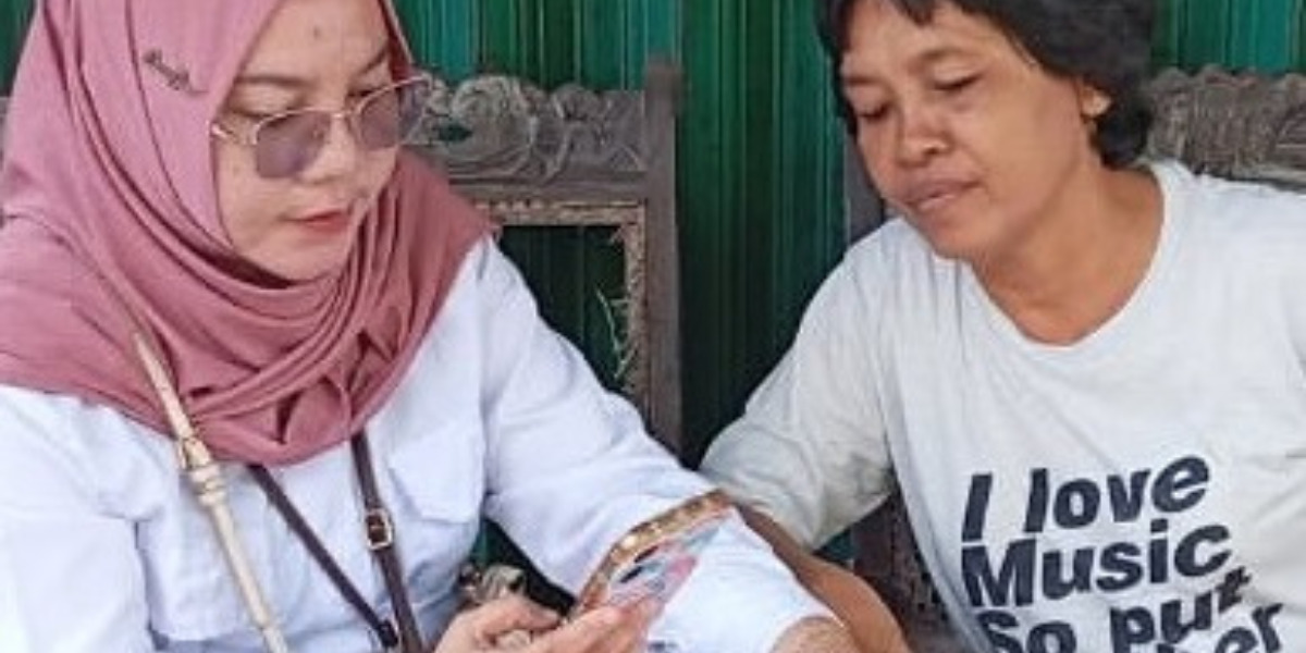 Ilustrasi petugas mencontohkan penggunaan fitur usul sanggah pada aplikasi Cek Bansos.