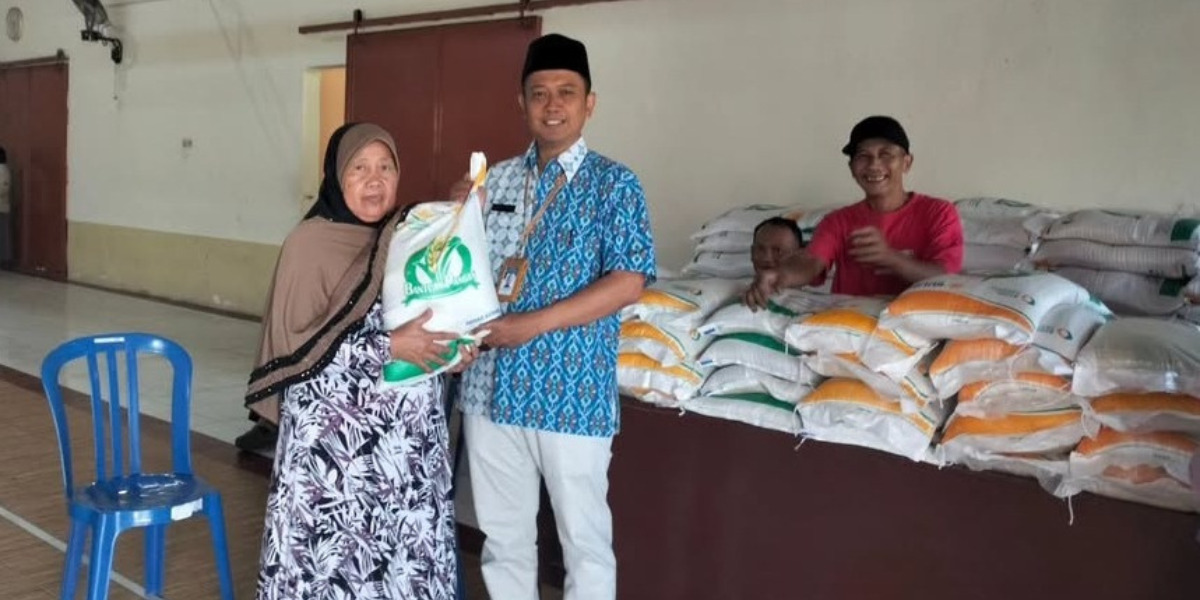 Ilustrasi penyaluran bansos beras kepada KPM.