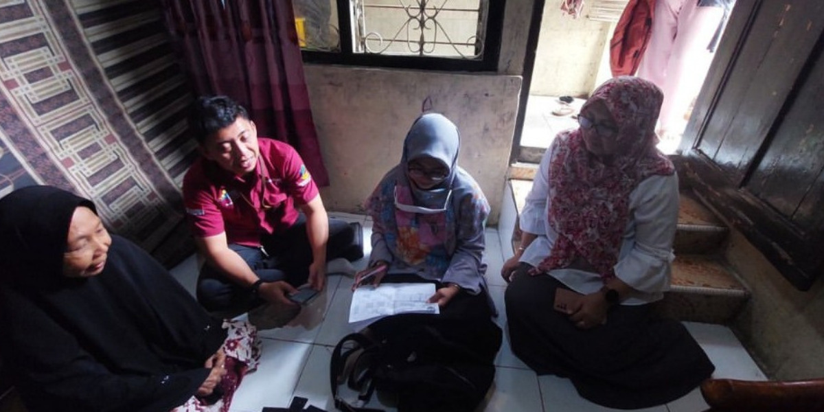 Ilustrasi petugas melakukan verifikasi di rumah KPM bantuan sosial (bansos)