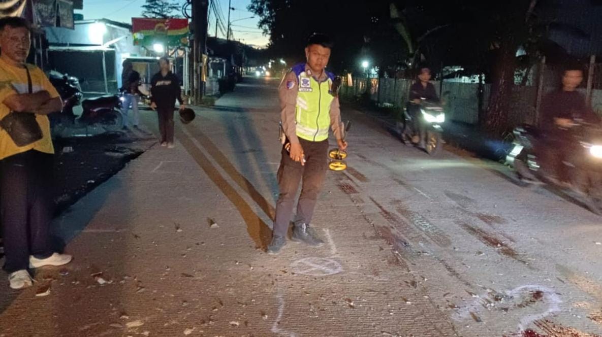 Kecelakaam lalu lintas yang menyebabkan pengendara motor meninggal dunia di Jalan Raya Sabilillah, Kecamatan Citeureup, Kabupaten Bogor.