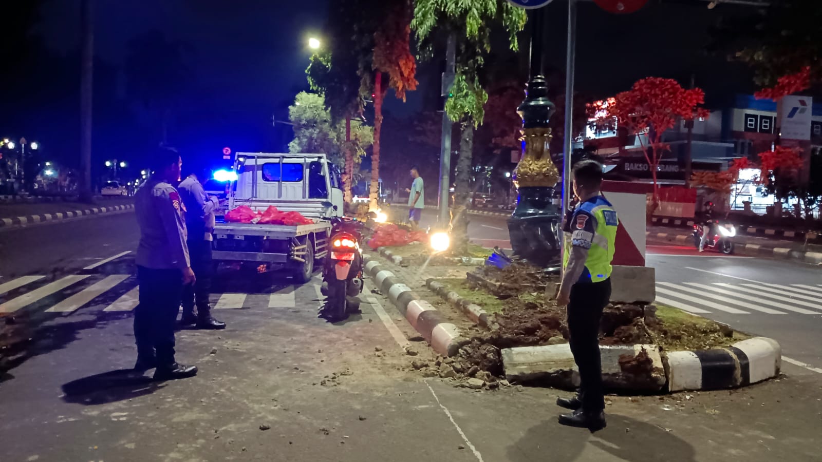 Truck Isuzu Traga Pick Up mengalami kecelakaan tunggal menabrak PJU di Jalan Tegar Beriman, Cibinong, Kabupaten Bogor.