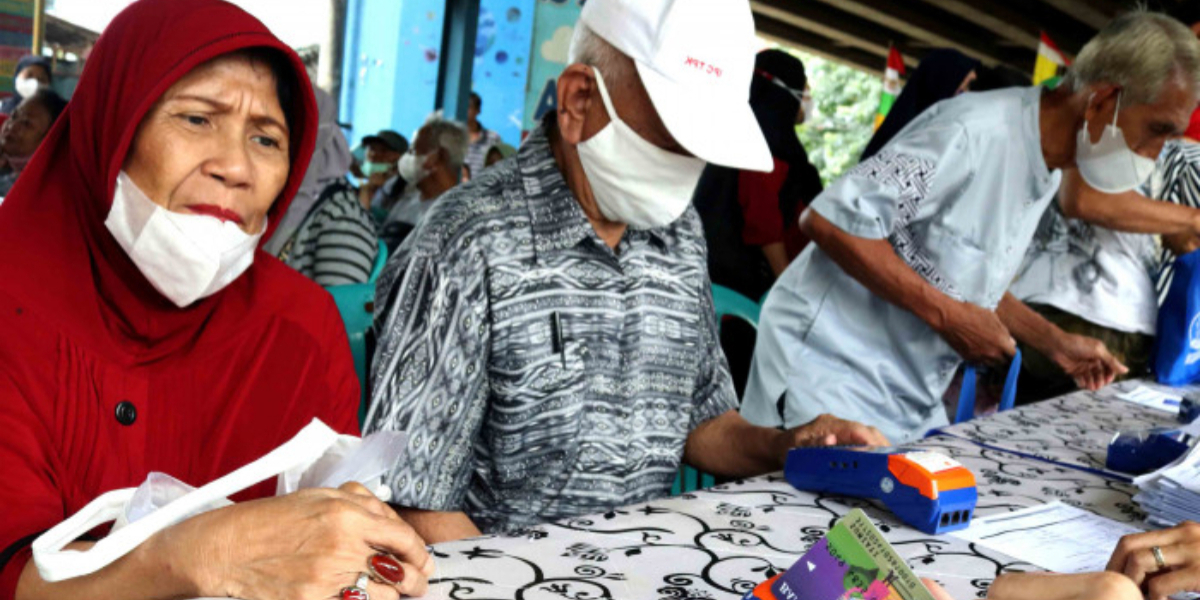Ilustrasi KPM mencairkan dana bantuan sosial (bansos)