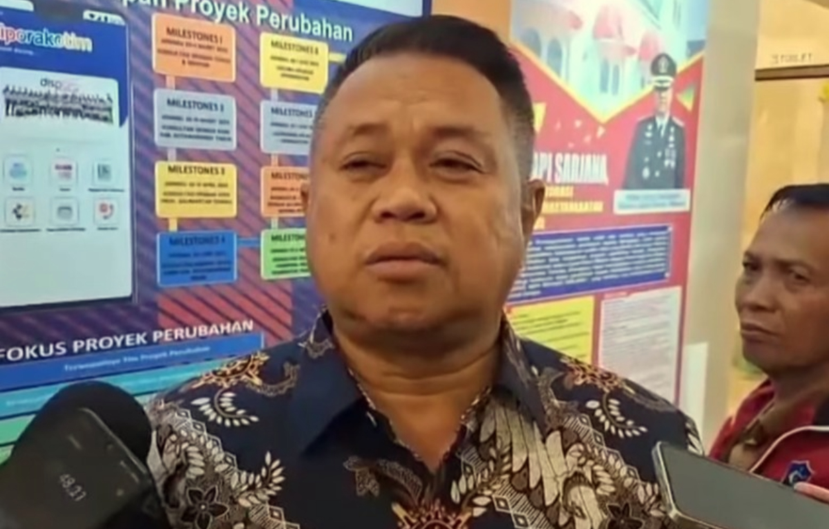 Kepala Dishub Jatim, Nyono memberikan keterangan kepada wartawan terkait kasus&nbsp;pelemparan batu terhadap bus Trans Jatim.