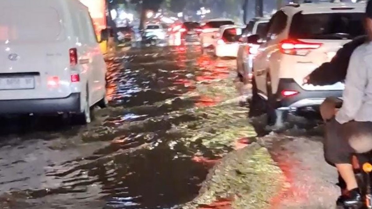 Genangan air di Jalan Kol Edy Yoso, Pakansari, Kecamatan Cibinong, Kabupaten Bogor, Sabtu, 17 Januari 2026.