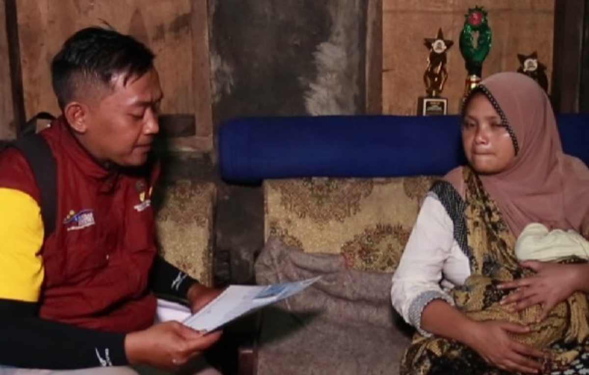 Para KPM Bansos sedang didata ulang petugas.