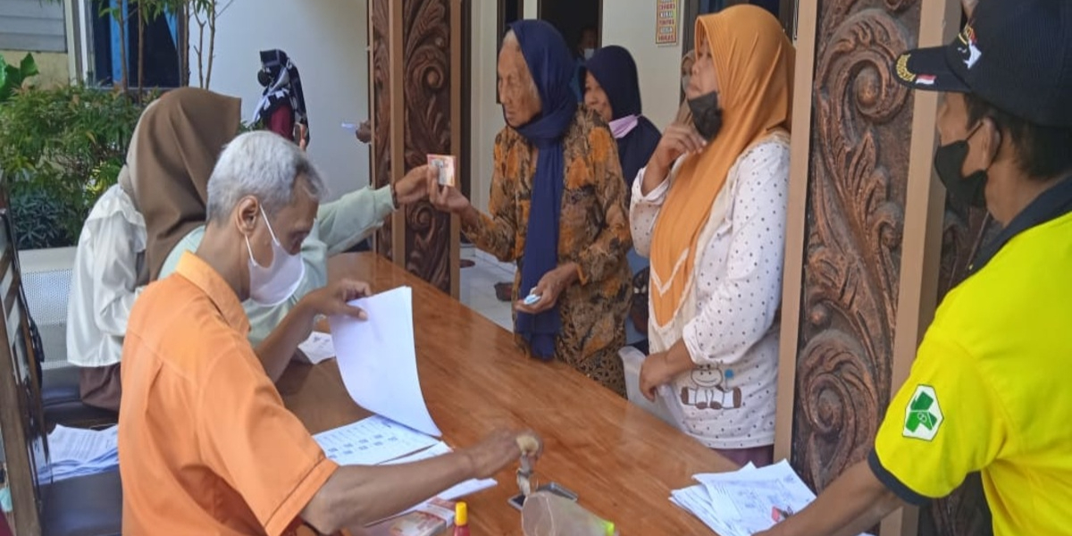 Penyaluran bansos kepada KPM