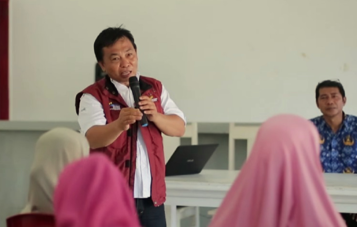 Petugas memberikan pengarahan kepada para penerima KPM Bansos.
