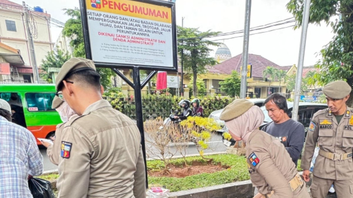 Satpol PP Kota Bogor menertibkan pedagang kaki lima (PKL) yang berjualan di sekitar kawasan Alun-alun Kota Bogor.