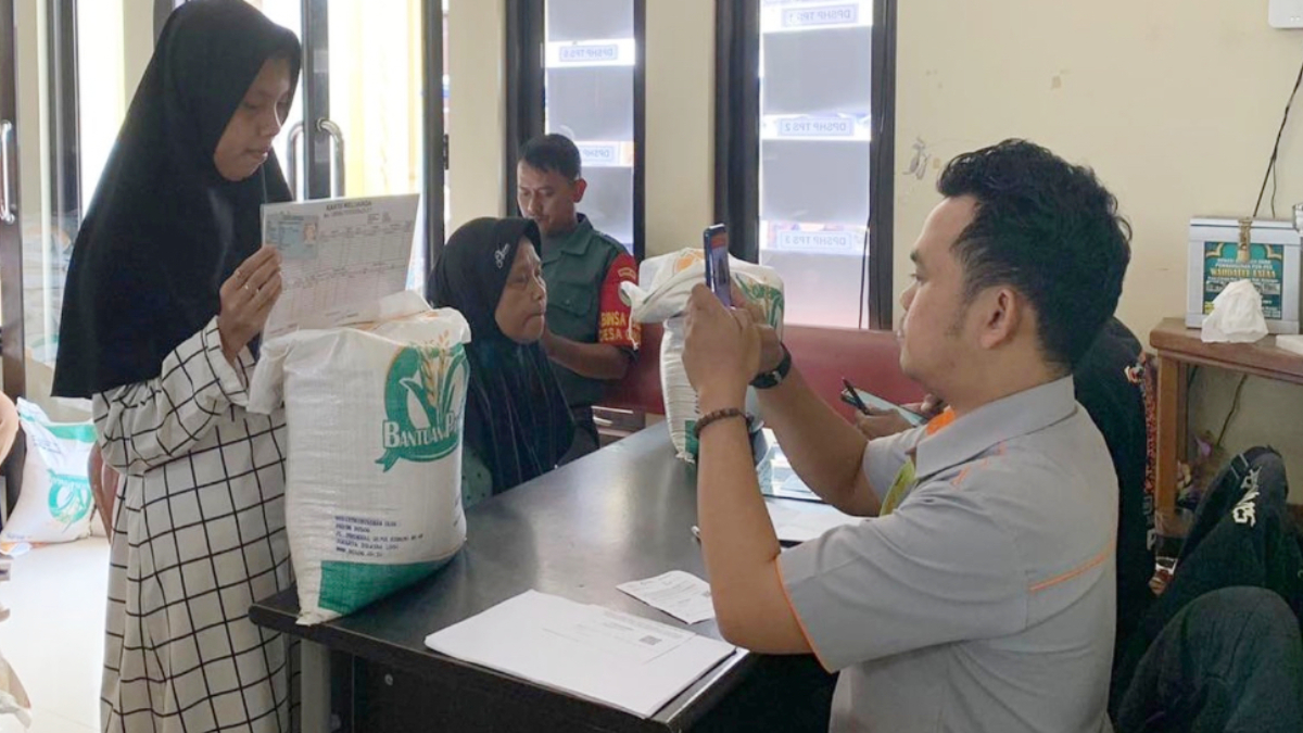 Ilustrasi: Penyaluran bantuan sosial (bansos) kepada KPM.